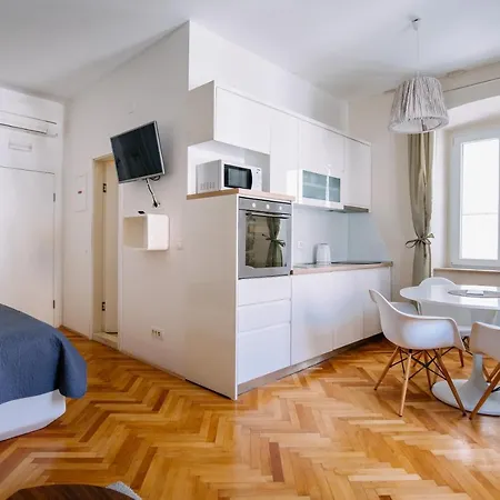 Amorozo By Duhomes Apartman